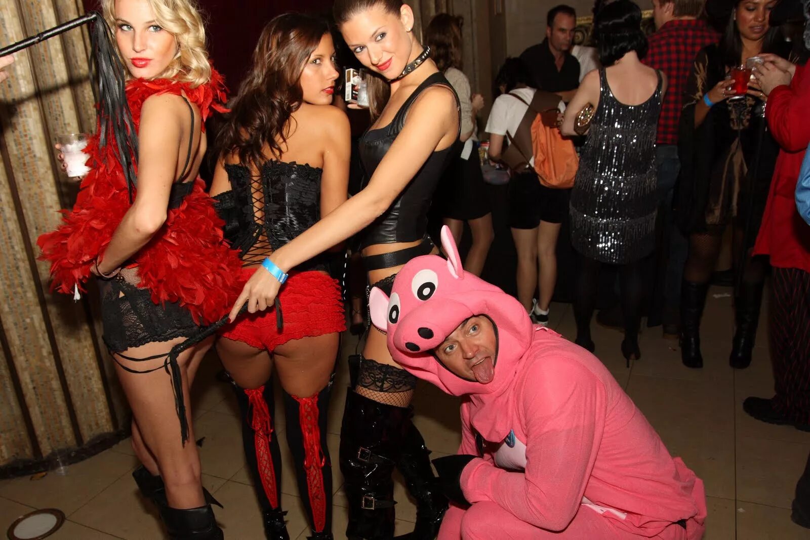 свинг новый год. платья в стиле лас вегаса. вечеринка для взрослых. новогодняя свингер вечеринка. елена анохина певица мальчишник.