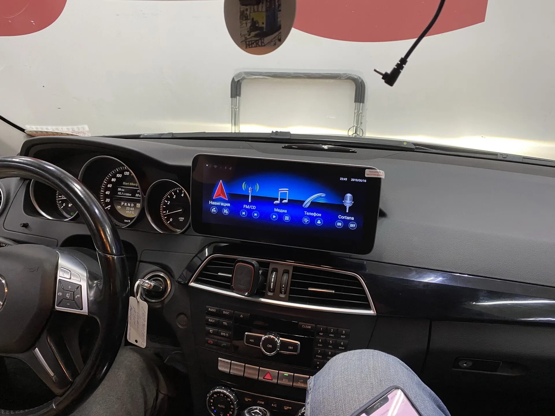 Андроид w204. Мультимедиа мерседес w204. монитор для мерседес w204. монитор андроид в автомобиль мерседес w204. большой монитор на w204.