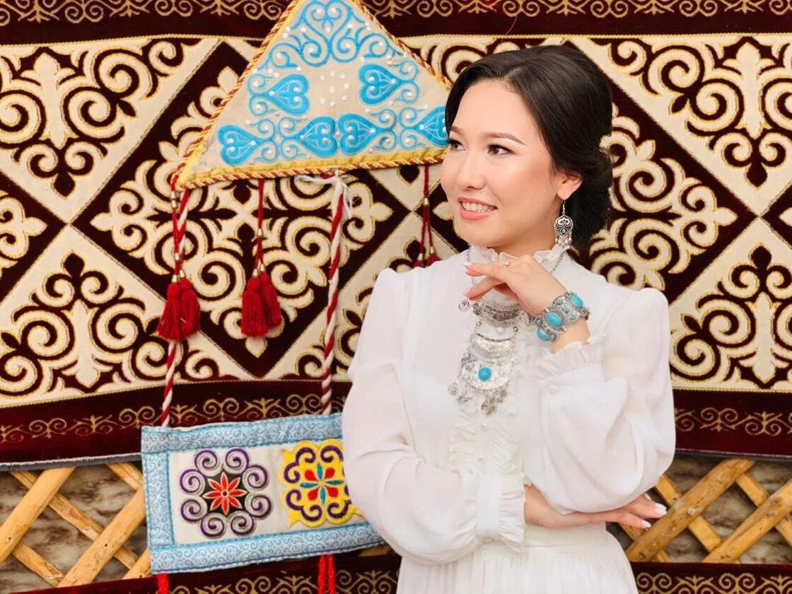 Казахское сырга салу. Платье на сырга салу. Казахская традиция сырга салу. Образ на сырга салу.
