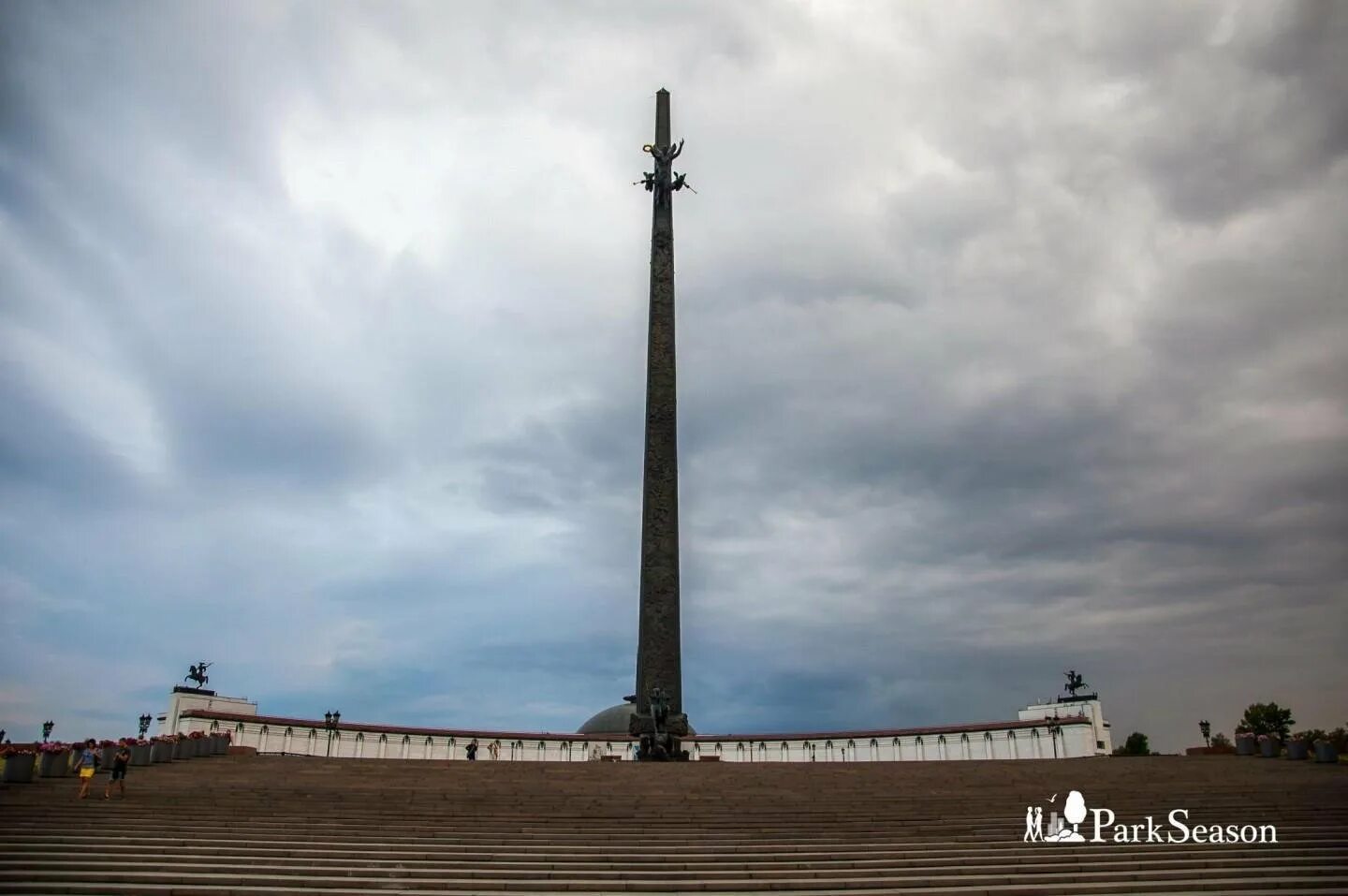 Поклонная гора москва входная площадь фото. Обелиск на Поклонной горе в Москве. Поклонная гора монумент Победы.