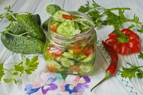 Зеленый перец с огурцами