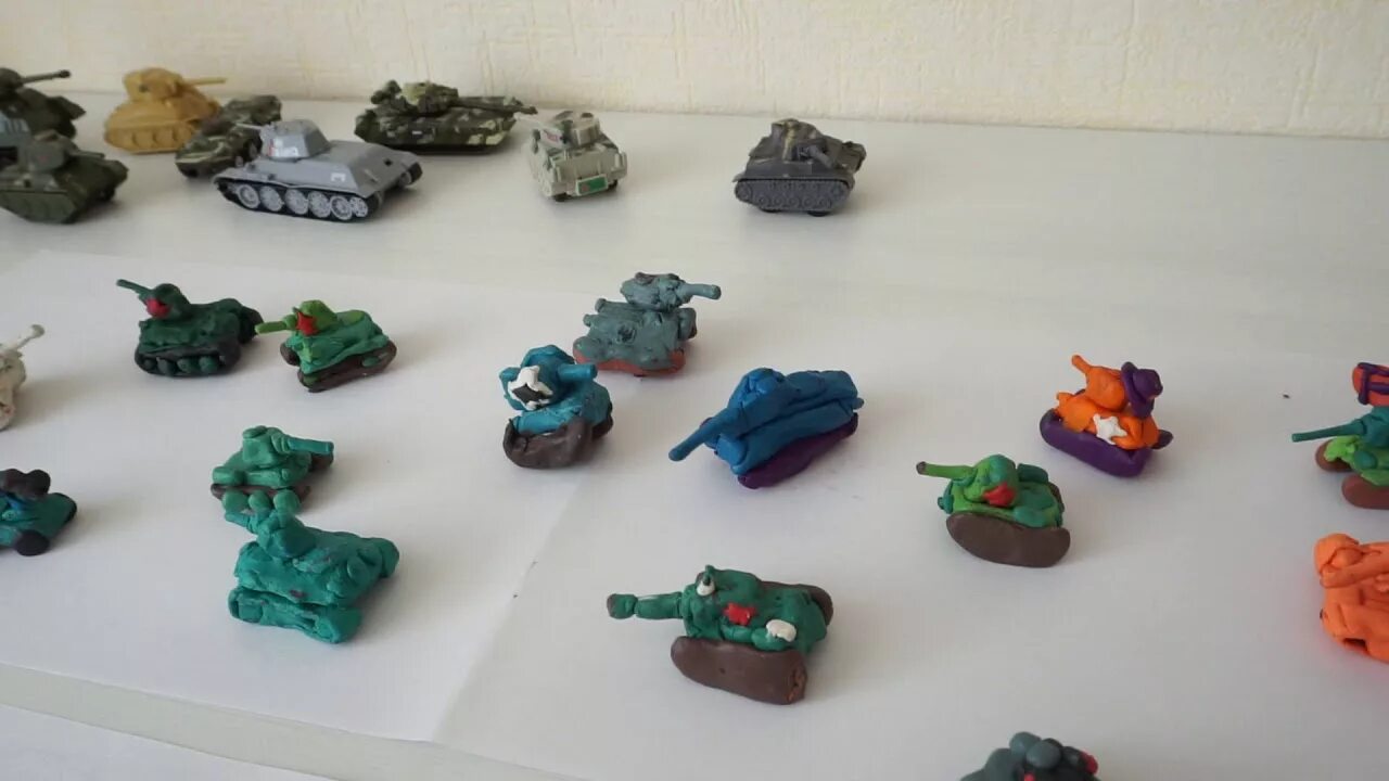 Лепка из пластилина танк. Танк т-34 из пластилина. Танк лепка т-34. Танк из пластилина. Танки из пластилина для детей.