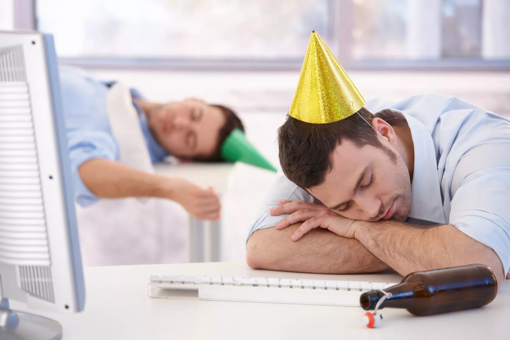 После новогодних праздников. Выход на работу после праздников. Будни после праздников. На работу после нового. Работа после праздников фото.