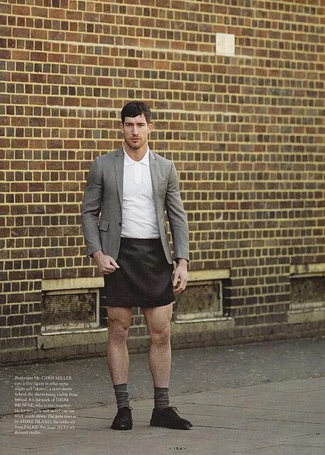 Мужчина в юбке. Мужская футболка и юбка. Men in skirts. Мужчина который ходит в юбке. Парень в юбке.
