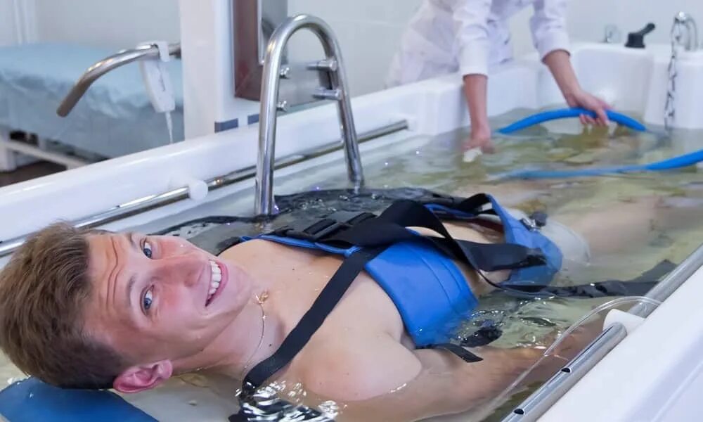 Водная вытяжка позвоночника. Подводное скелетное вытяжение позвоночника. подводная тракция позвоночника. подводная вытяжка позвоночника санаторий белокуриха. ейский санаторий подводное вытяжение позвоночника.