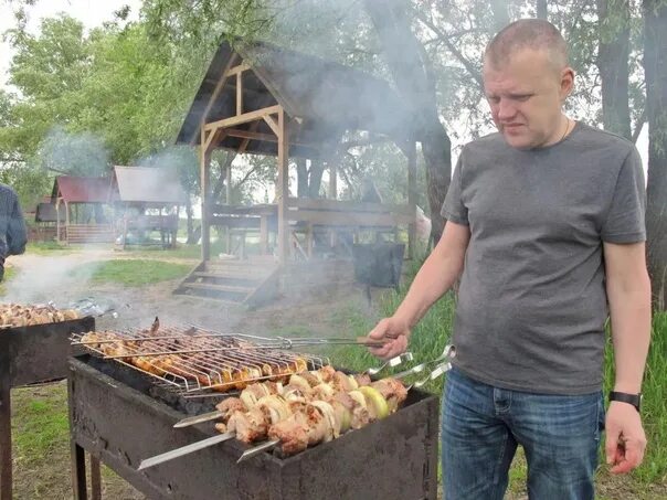 Где жарить шашлыки в городе. Шашашлык на даче. шашлыки на даче. жарим шашлык. жарим шашлык на даче.