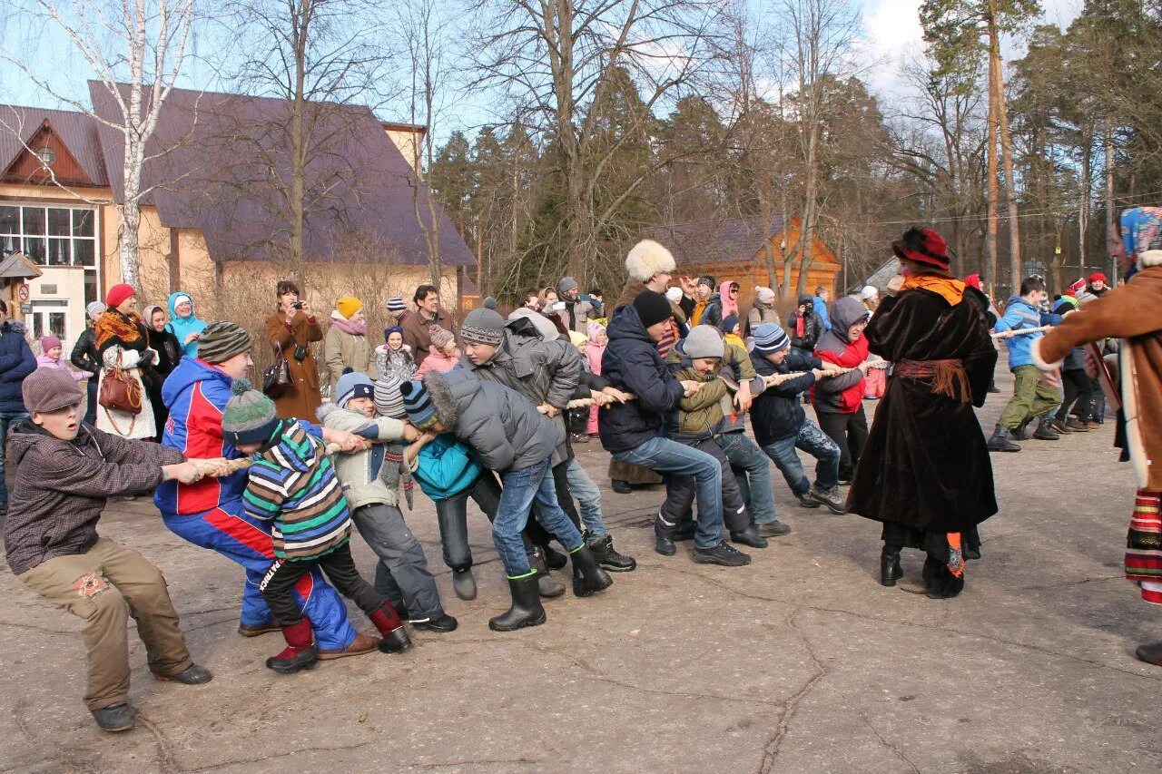 Название игр на масленицу. Игры на масленицу. интересные игры на масленицу. парк маяковского масленица фото. игра петушиные бои подвижная игра.