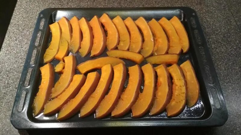 Тыква в духовке дольками на протвине. Тыква запечённая в духовке кусочками с сахаром. тыква брусочками в духовке. ломтик тыквы. тыква запеченная в духовке с сахаром.