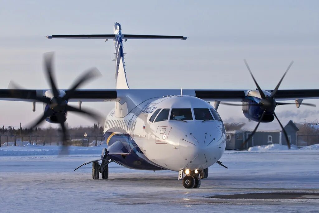 Атр-72 самолет. Какие самолеты летают в тюмень. Авиакомпания ямал суперджет 100 салон. Самолеты аэрофлота тюмени. Utair в тюмени.