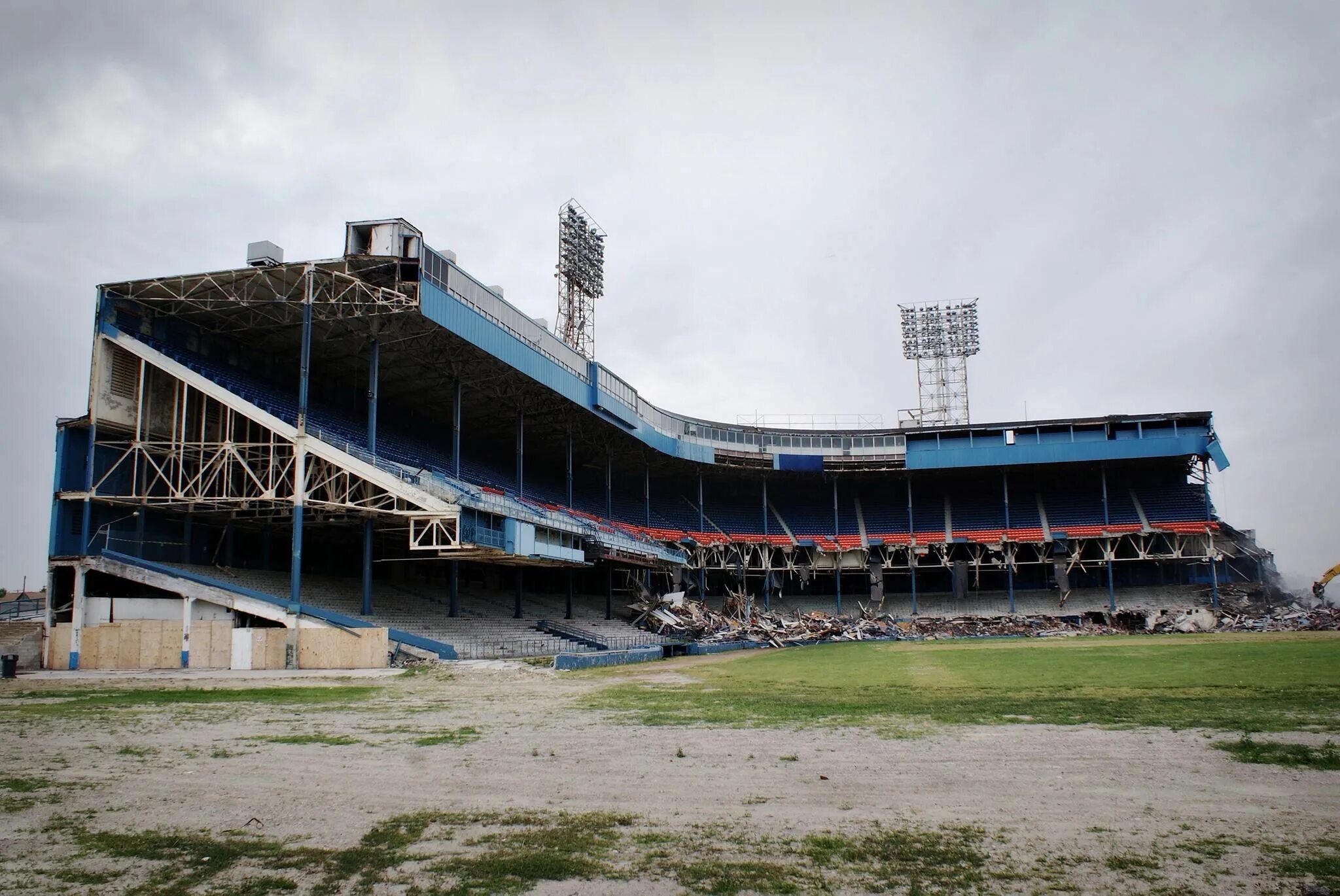 Детройт стадион. Заброшенный футбольный стадион в России. Pontiac Silverdome стадион. Заброшенный Тайгер стадион. Заброшенный стадион