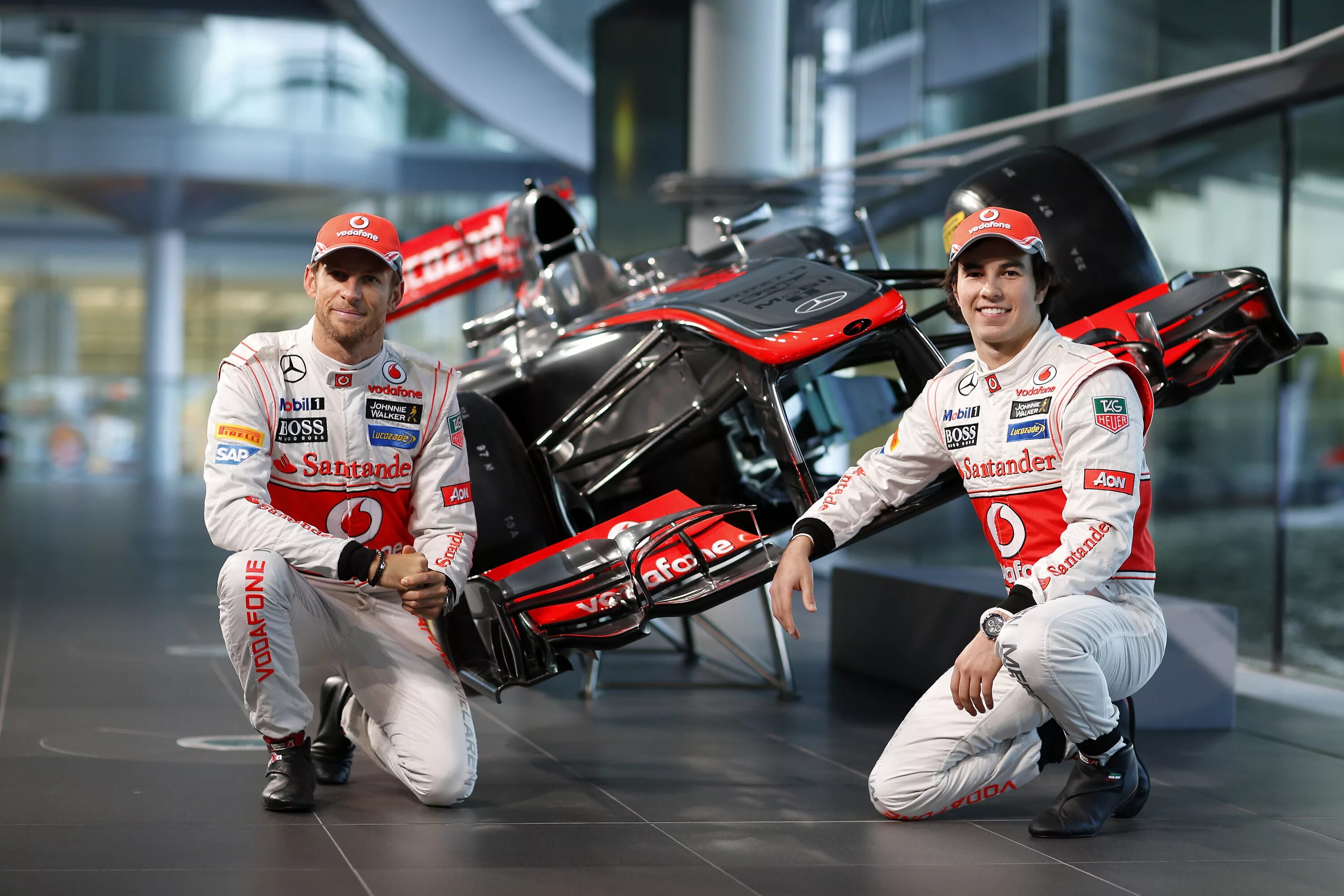 MCLAREN f1 Team. MCLAREN Formula 1. Макларен f1 команда. Макларен ф1 гонщики. Основная группа гонщиков в спортивной гонке