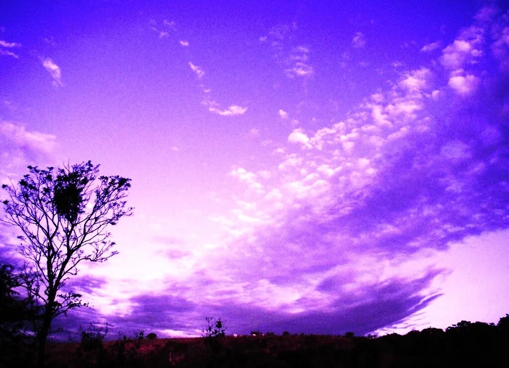 Красивый фиолетовый цвет. Сиреневое небо. Небо фиолетовое с облаками ночью. Пурпурный цвет глаз. Красивый фиолетовый.