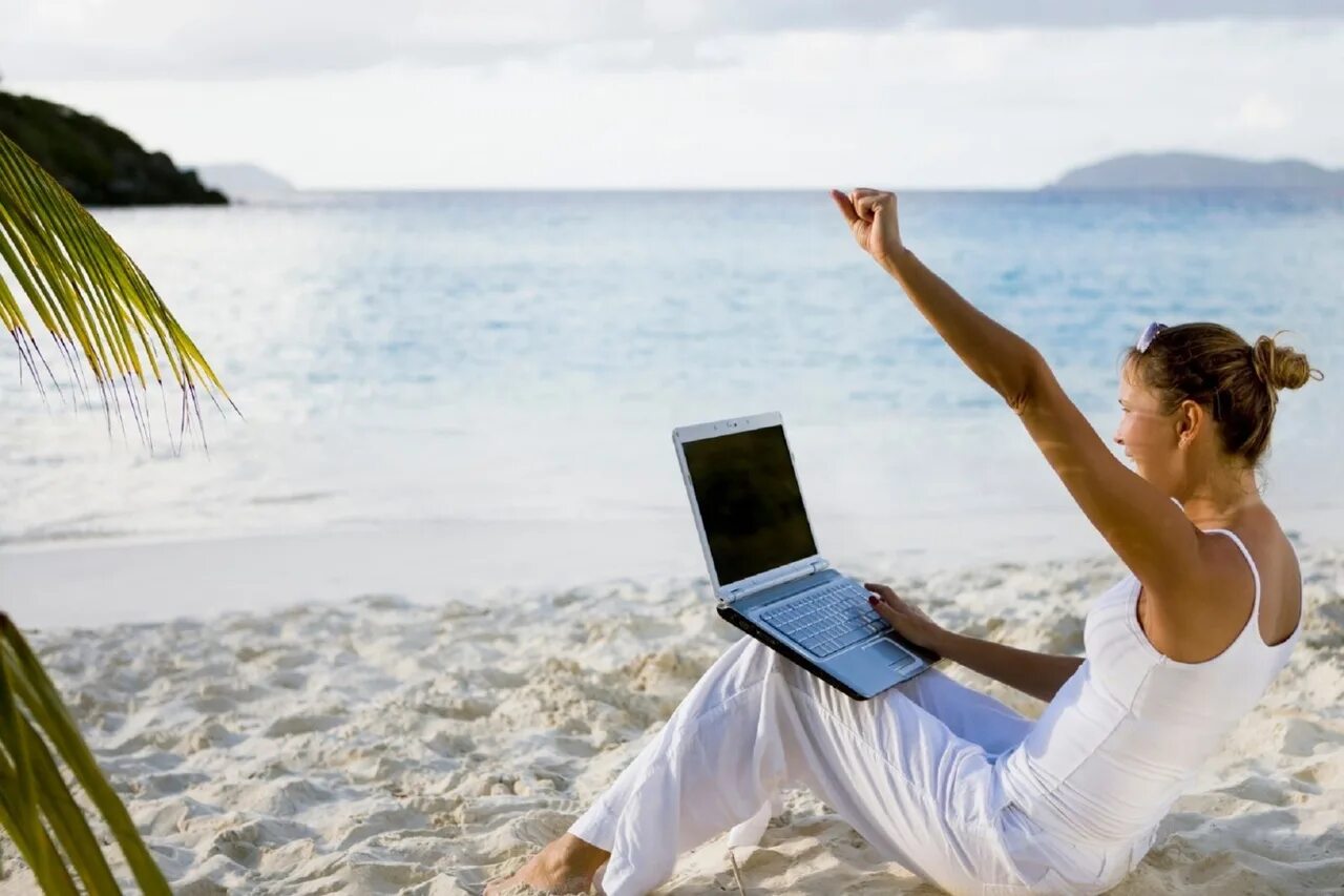 Мужчина под пальмой. Человек с ноутбуком на пляже. Люди которые работают на море. С ноутбуком на пляже. Люди которые работают на море.