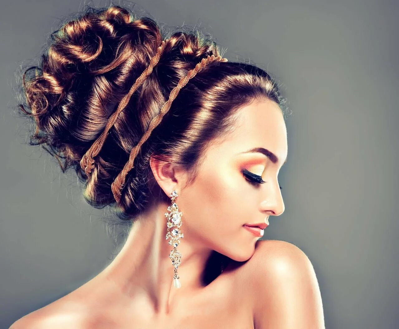 Праздничные прически на средние волосы с плетением. Приче ски. Вечерние прически. Вечерние прически. Приче ски.