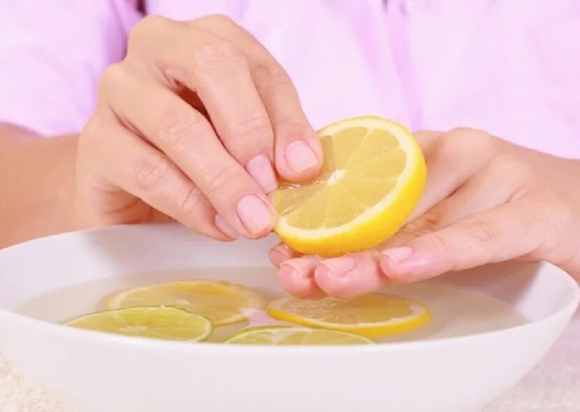 Руки в ванночке с лимоном. Лимон на ногтях. Имбирный чай. Имбирный чай с лимоном и медом. Укрепить лимоном.