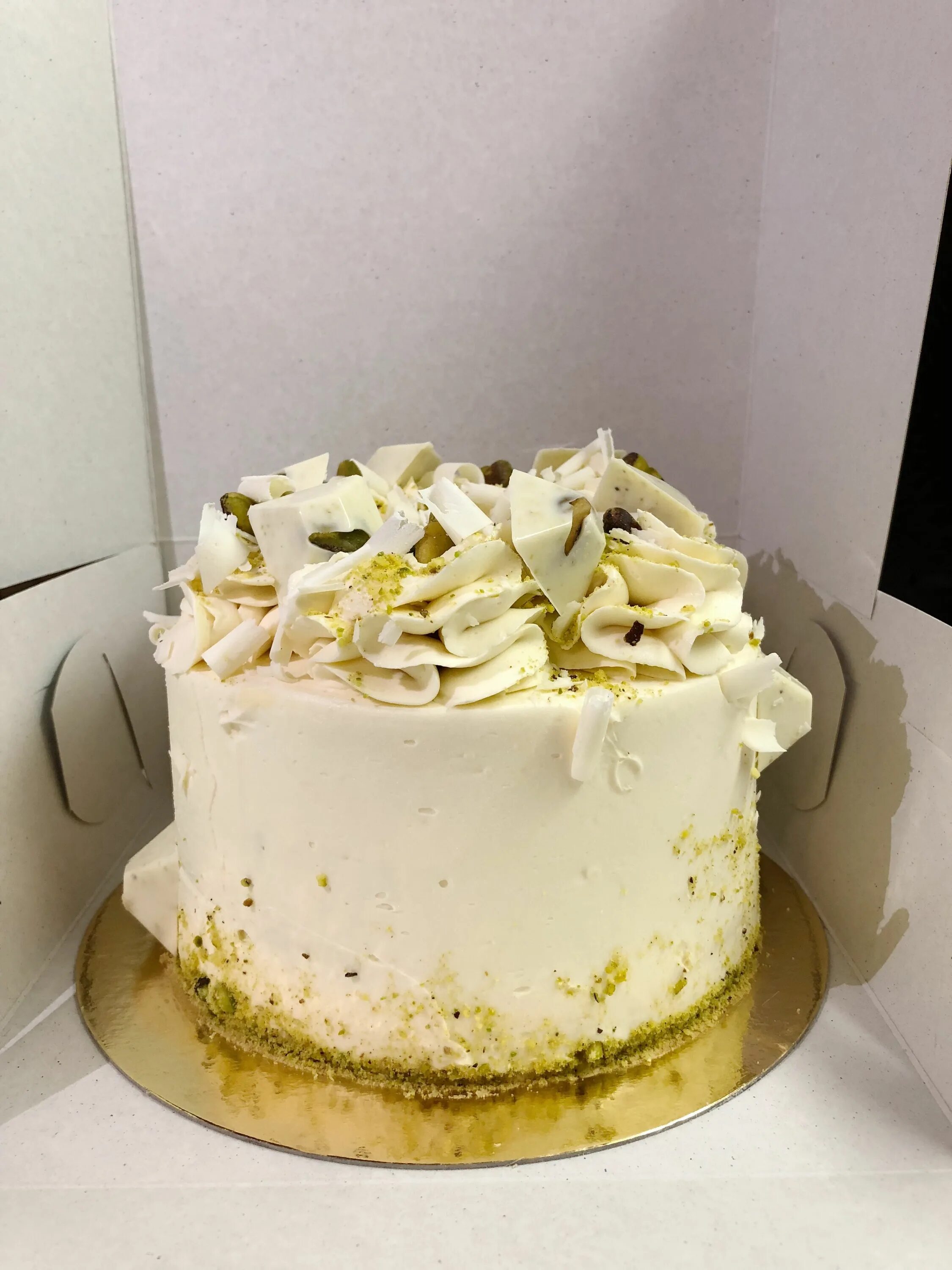 Покрытие торта белым шоколадом. Торт покрытый белым шоколадом. Бело желтый торт. Торт классический с белым шоколадом.