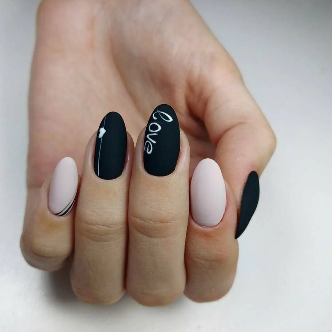 Черный маникюр на короткие овальные ногти. Короткие круглые черные ногти. чёрный маникюр на короткие овальные ногти. ногти овальные черные молодежные. маникюр на короткие овальные черные.