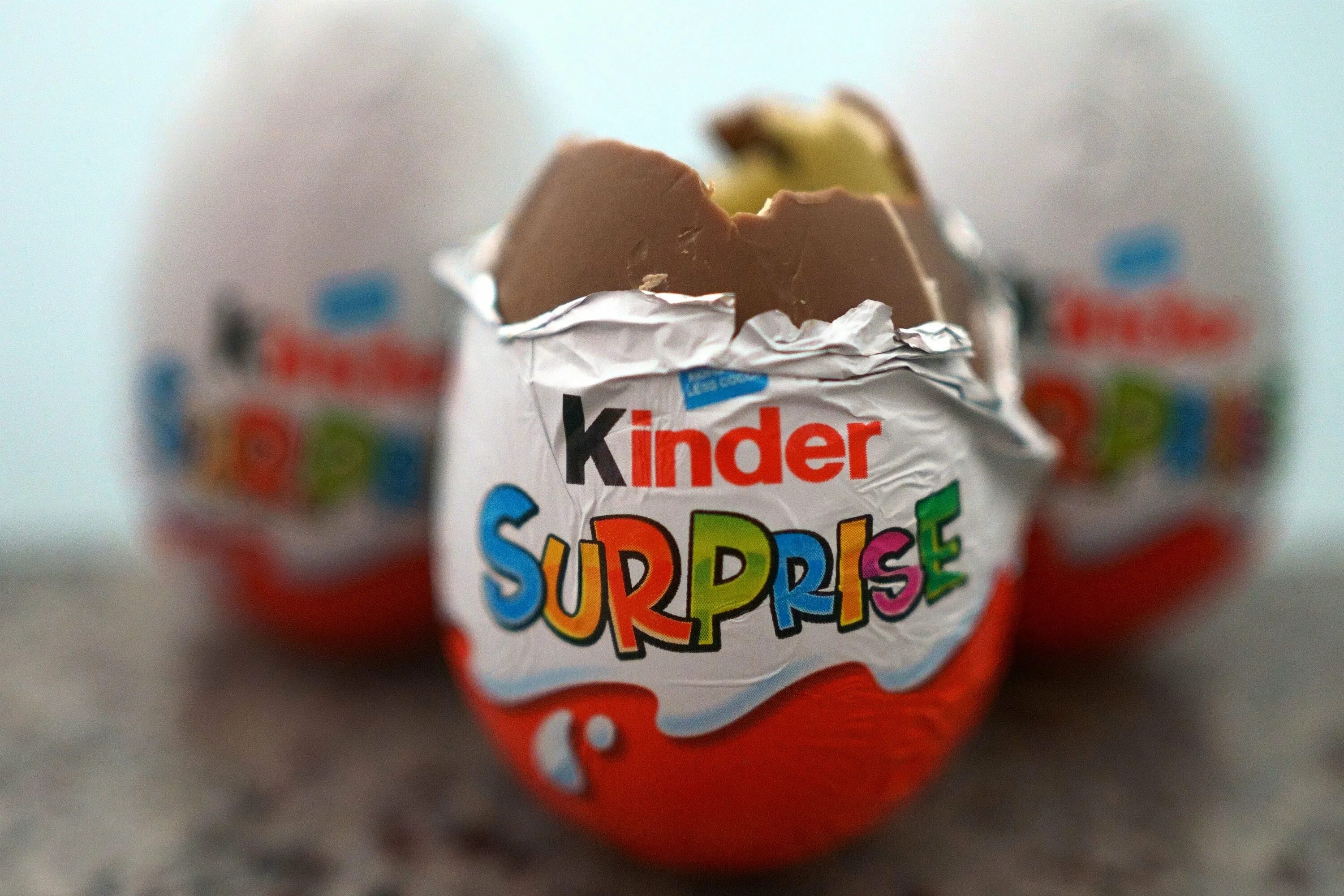 Собирают киндер. Киндер сюрприз ferrero. киндер сюрприз сальмонелла. киндер сюрприз шоколад. киндер яйцо.