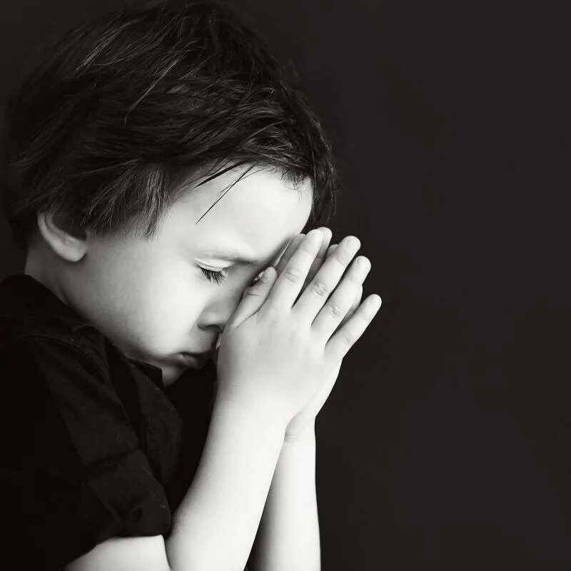 Мальчик молится. Ребёнок молится мальчик. Мальчик в слезах. Подросток молится картинки.