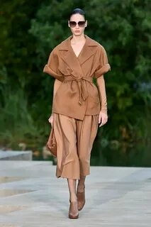 Показ max mara