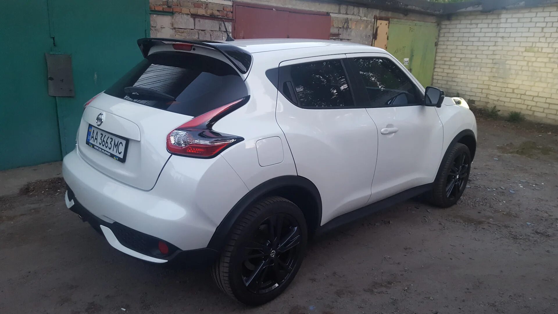 Спойлер жук. Спойлер Nissan Juke Nismo. Nissan Juke White Spoiler. Nissan Juke антикрыло. Спойлер Nissan Juke белый.