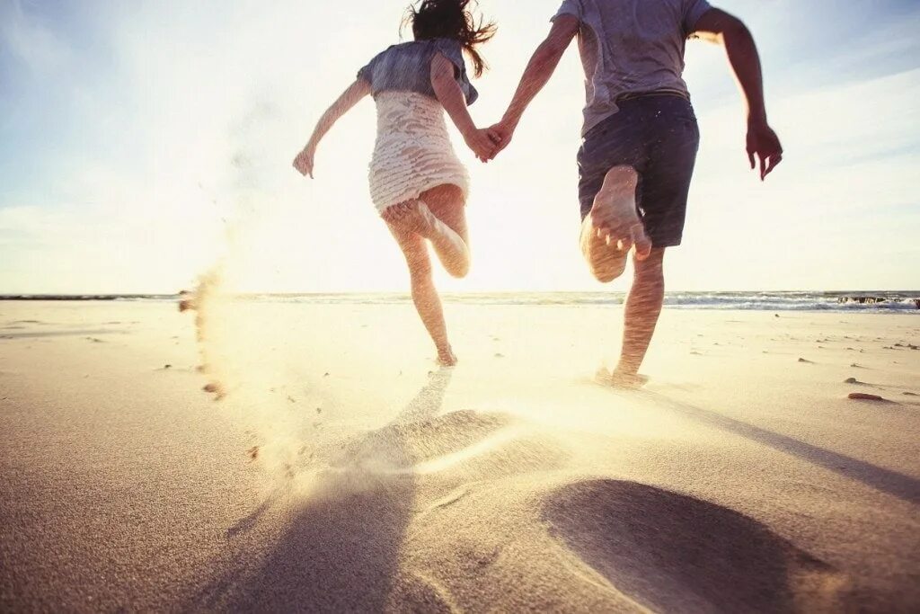 Навстречу совместный. Влюбленные на дороге. Семья счастье любовь. Счастливые влюбленные. Мужчина и женщина любовь.