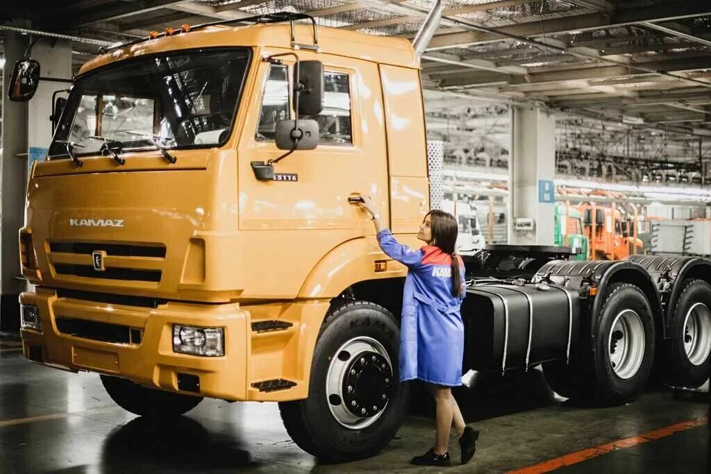 Много камазов. Очень много камаз. Камаз 65115 самосвал завод. Камаз и другие машины. Грузовой автопарк.