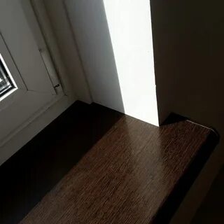 Коричневый подоконник