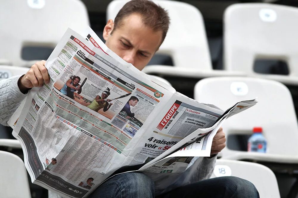 Newspaper. Человек читает газету. Человек с газетой. Чтение газет и журналов. Люди читают газеты и журналы.
