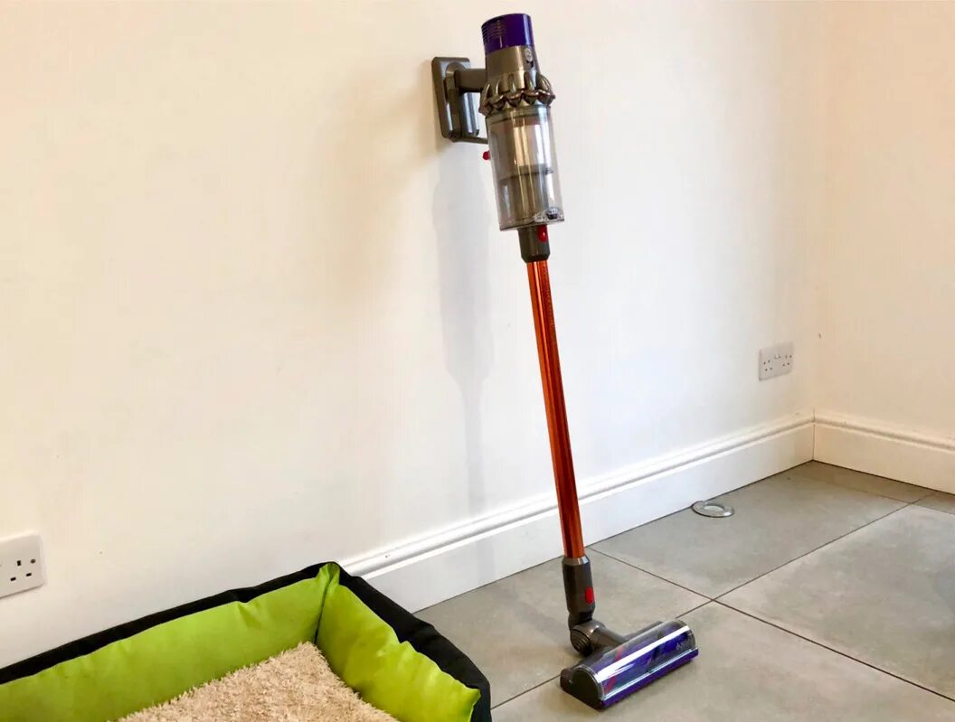 Сколько зарядку пылесос. Дайсон пылесос беспроводной крепление. пылесос dyson visota rozetki. dyson (sv25) v8. дайсон трость пылесос.