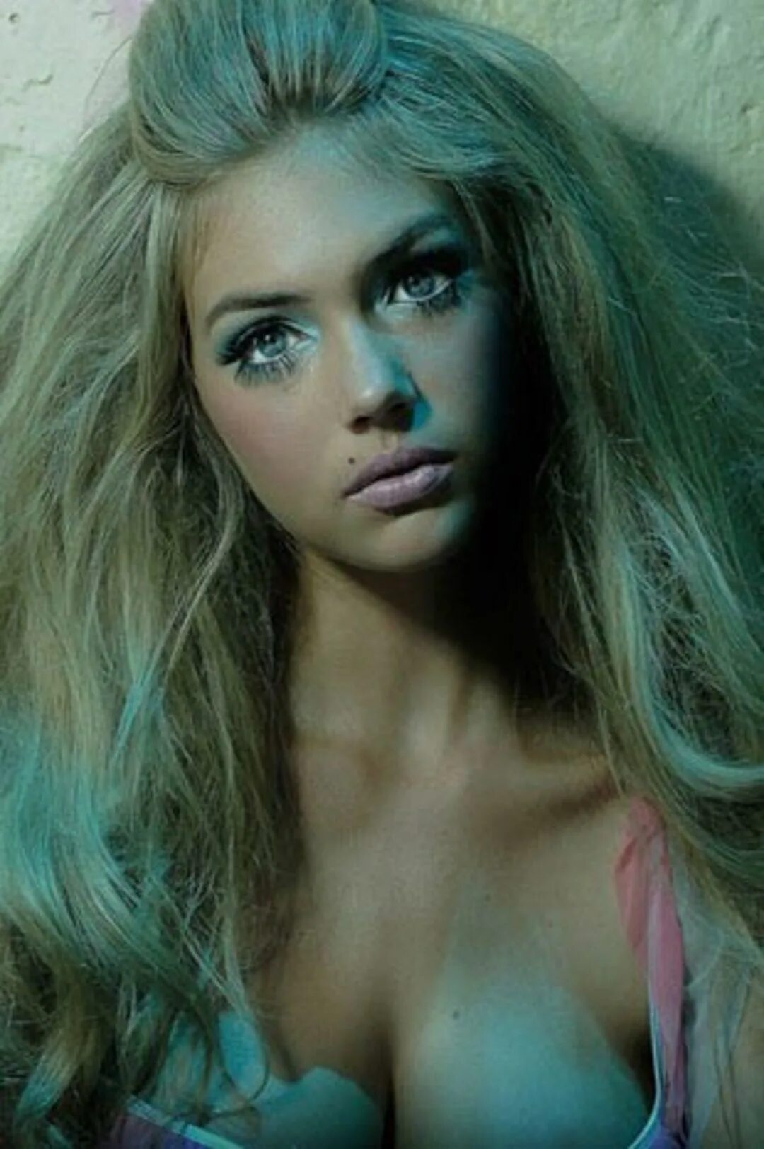 Женщина утром. Вылитая девушка. Вылитая девушка. Девушка в брызгах шампанского. Вылитая девушка.