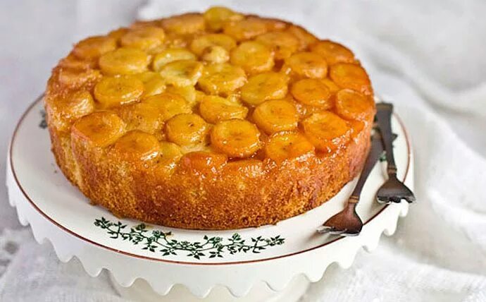 Творожно-банановый пирог. Пирог с яблоками и бананами в духовке. Творожный пирог с бананом. Шарлотка с бананами. Банановый заливной пирог.