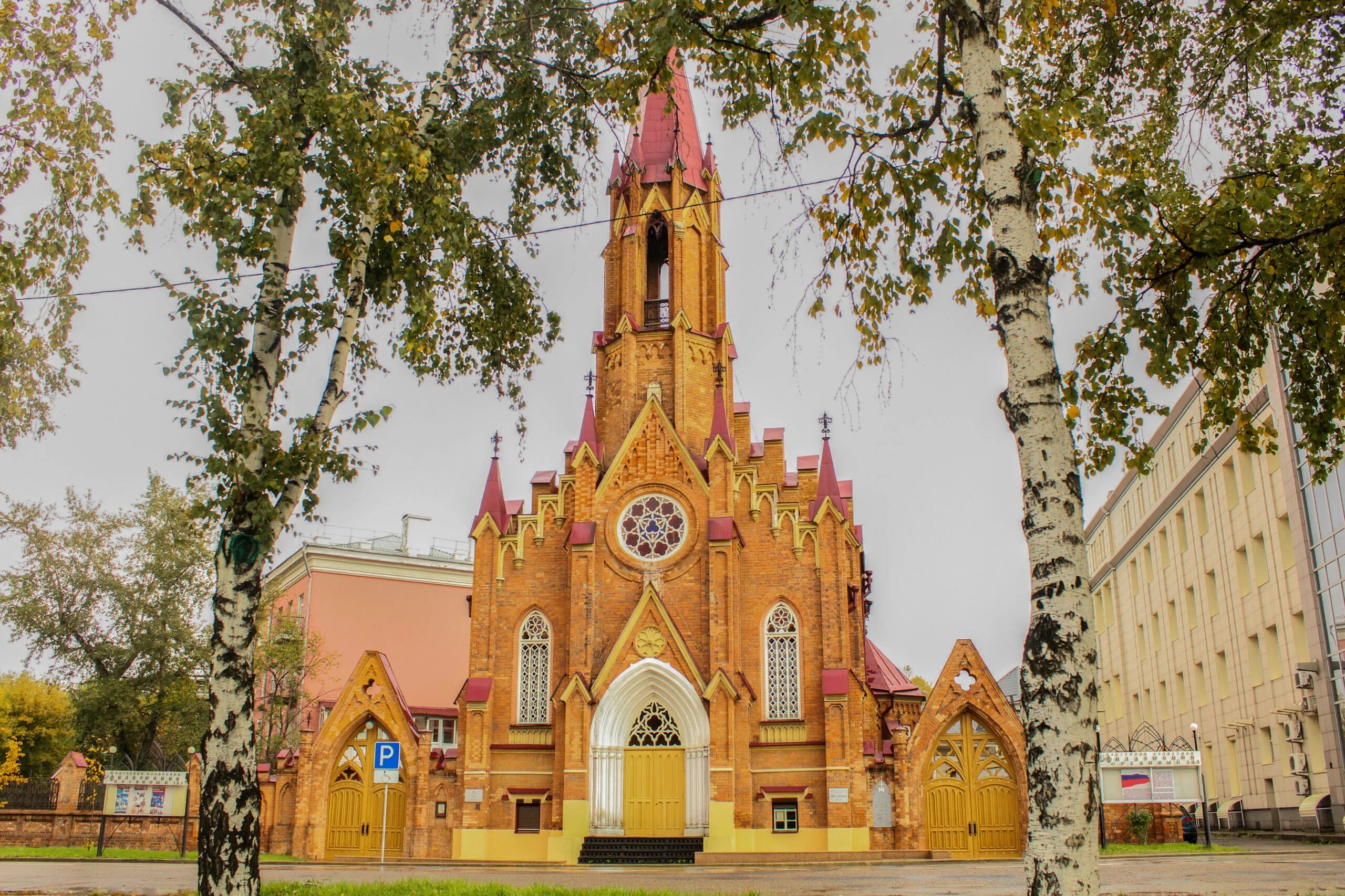 Польский католический костел иркутск. Римский католический собор иркутск. Костел иркутск. Римско-католический приход успения богородицы иркутск. Костел иркутск.