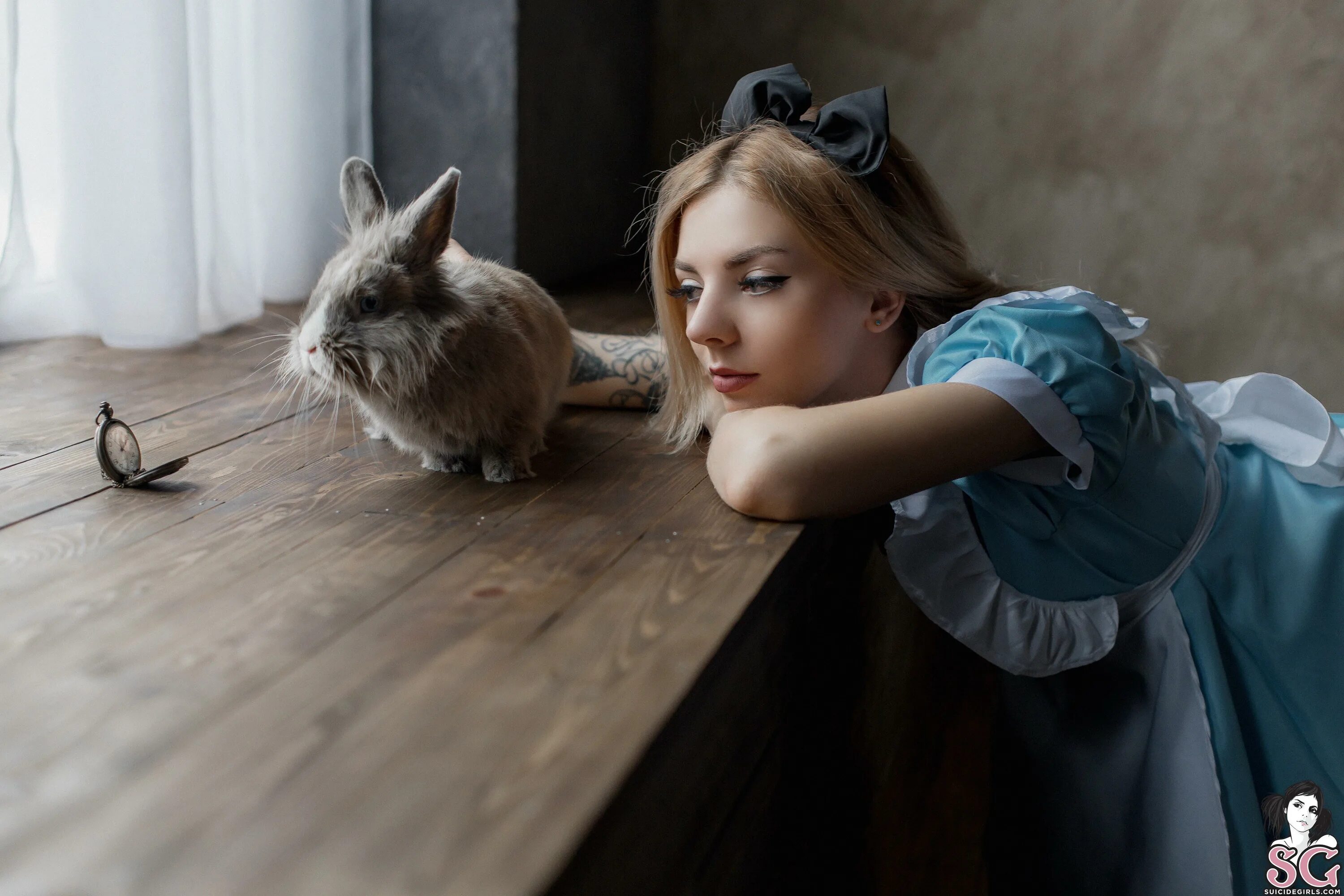 Алиса большая девочка. Алиса виолет. Кукла алиса в стране чудес дисней. Канал алиса мими лиса. Giantess алиса.