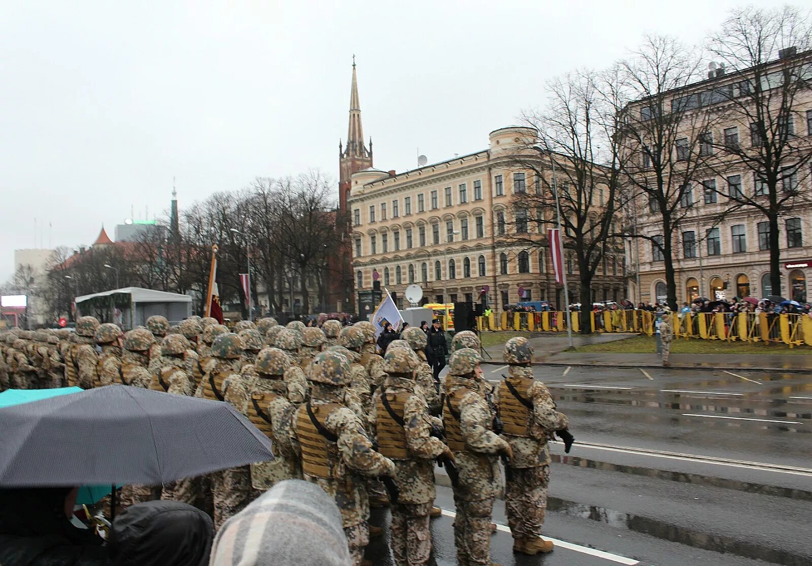 Латвия сегодня на русском. Латвия сейчас. Протесты русских в латвии. 1 мая латвия. Латвия сегодня.