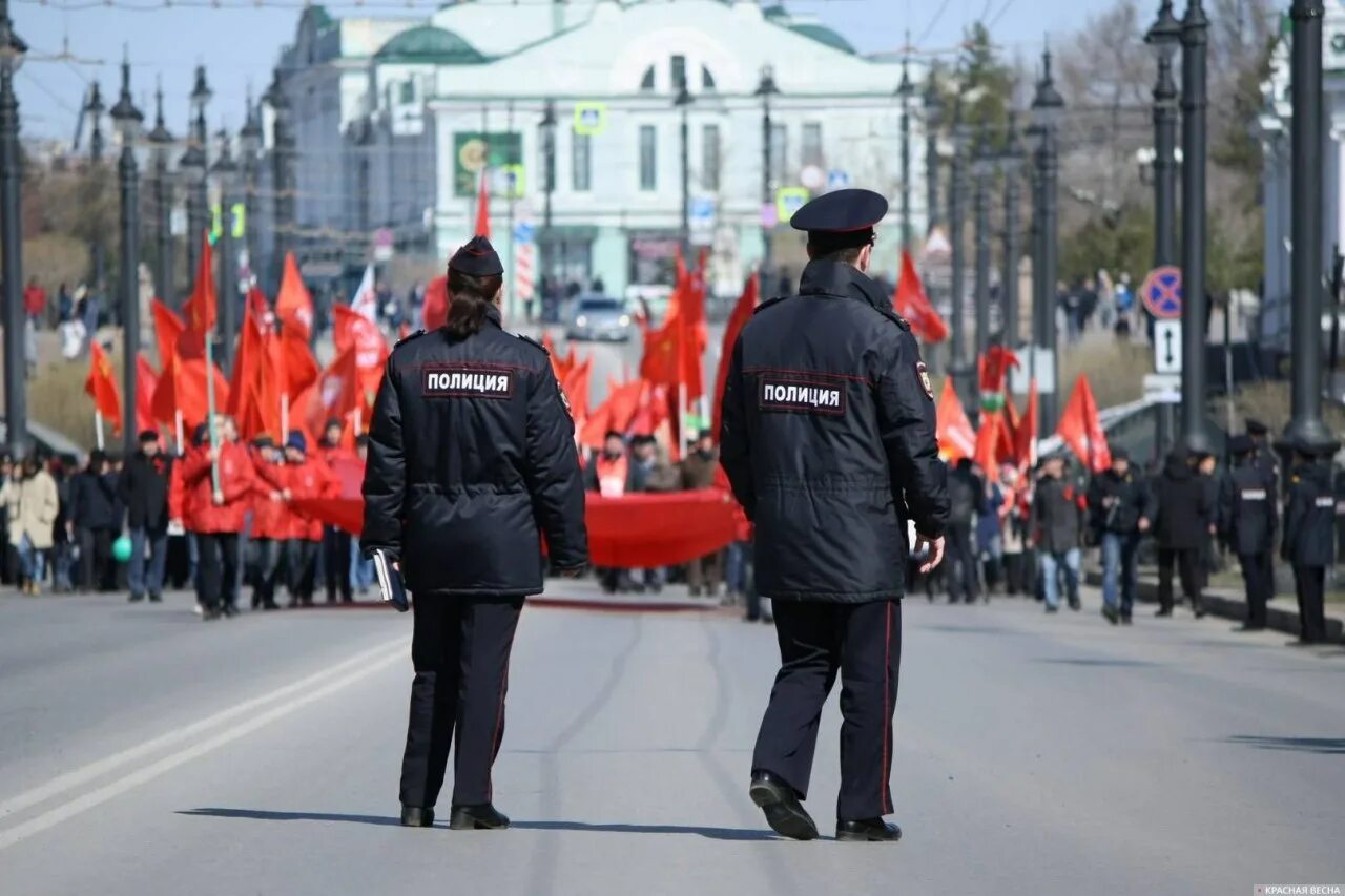 1 май хабаровск. Первомай Хабаровск. Мероприятия в Хабаровске. Полиции на Первомае. Полиция с красными повязками.