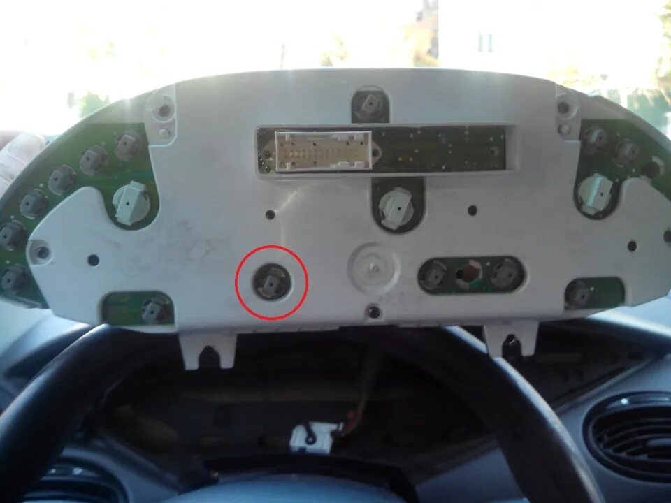 Замена лампочек в приборной панели форд. 8 zetec лампочки в приборке. Форд фокус 1 1. Лампочки в приборку форд мондео 3. Замена лампочек в приборной панели форд.
