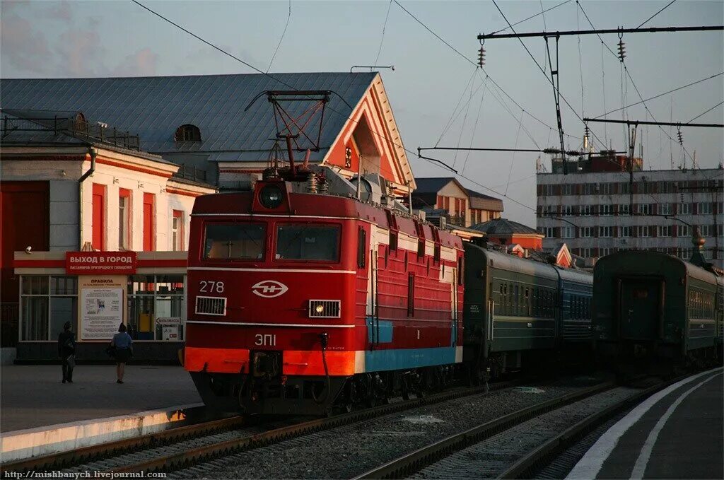 Барнаул железная дорога. Барнаул вокзал поезд. Барнаул Алтайский край ЖД. Город Барнаул ЖД вокзал. Станция Барнаул вокзал.