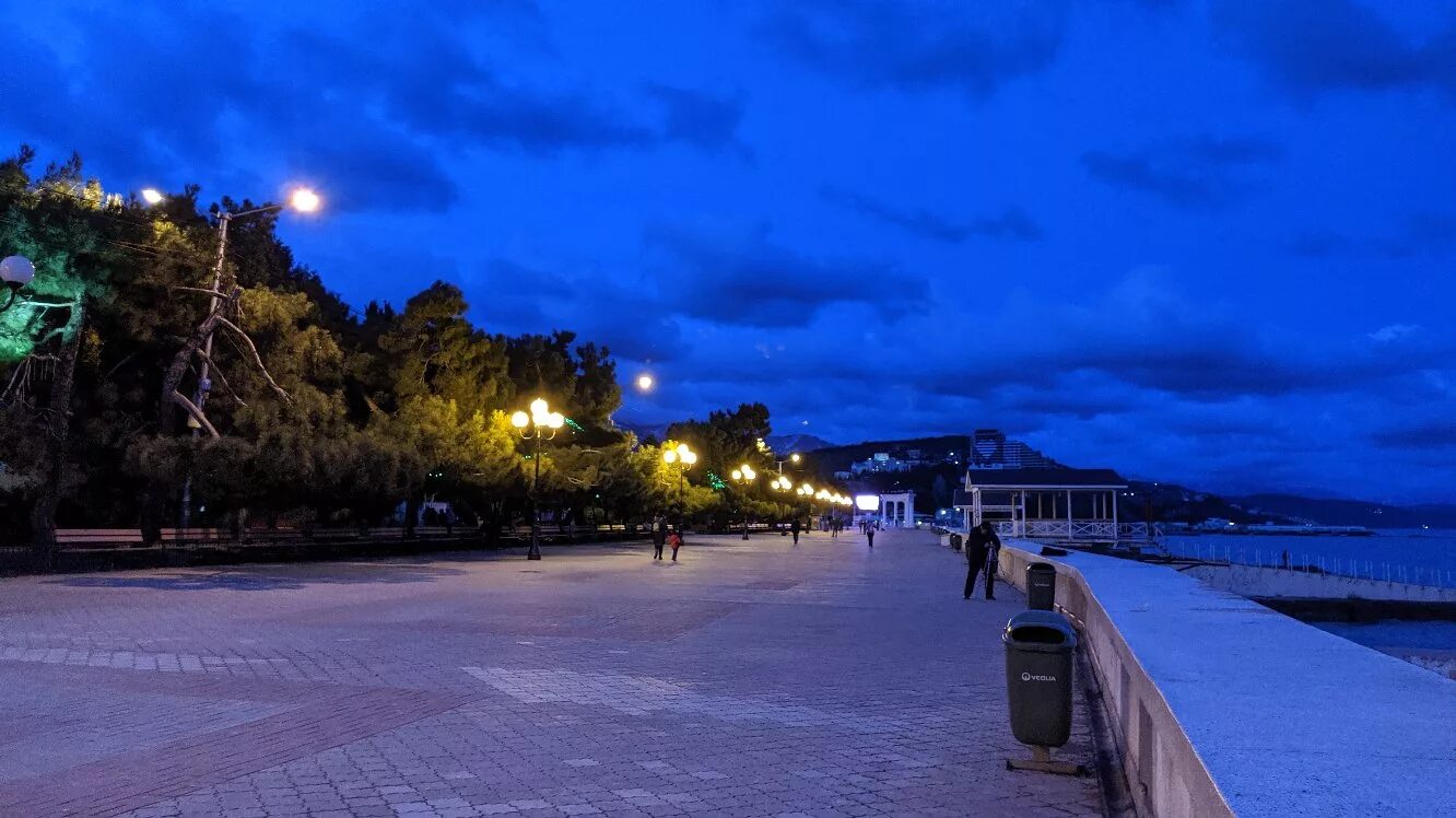 Алушта улица набережной. Ночная набережная Алушты. Алушта вечерняя набережная. Набережная Крыма Алушта ночью. Алушта набережная вечером.