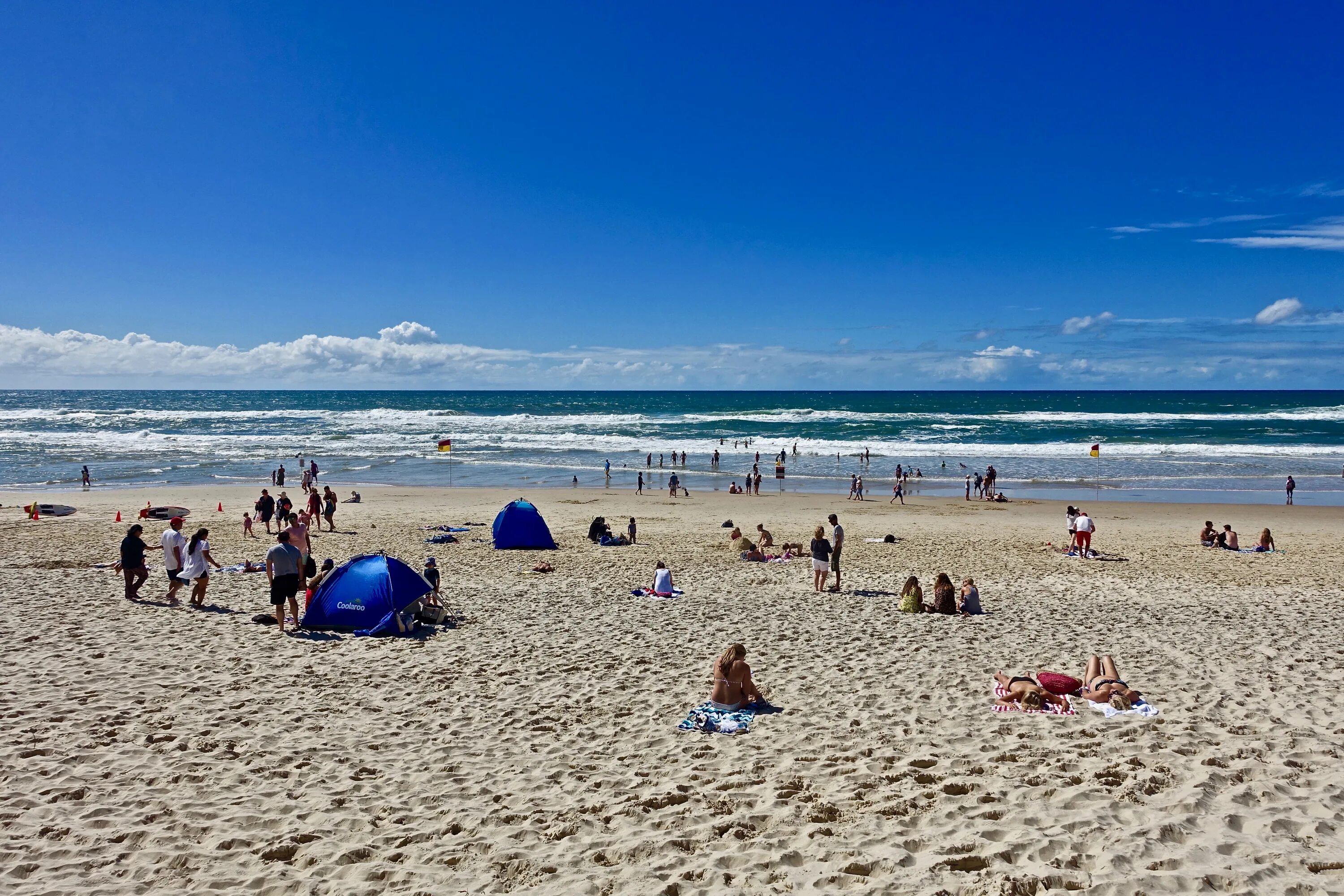 Пляж. Люди на пляже. Пляж море люди. Морской пляж с людьми. Its beach beach beach