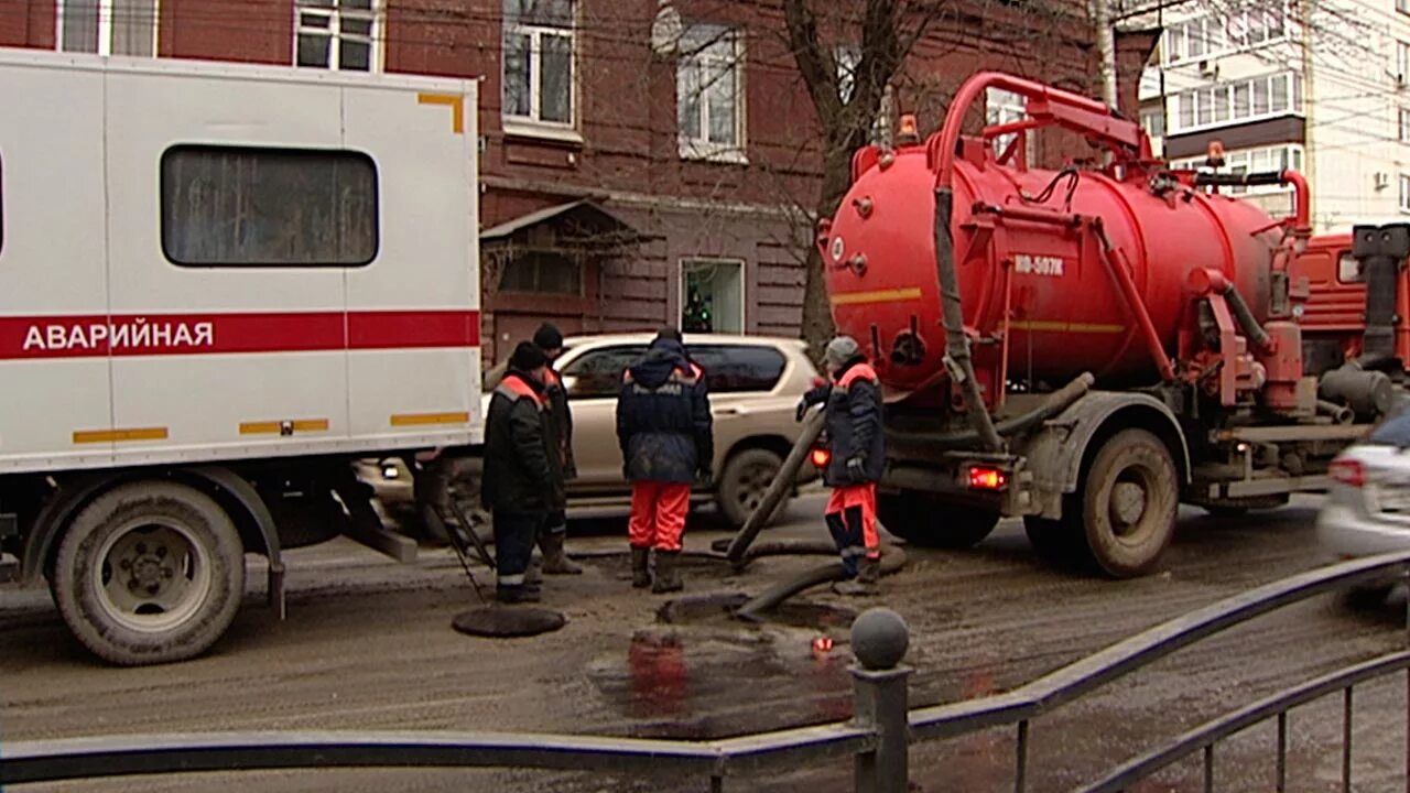 Аварийная служба горячая вода. Аварийная машина водоканала. Машина аварийной службы водоканала. Аварийка Водоканал. Спецтехника водоканала.