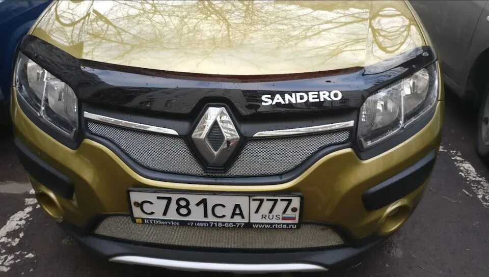 Renault sandero капот. Дефлектор на капот Сандеро степвей 2. Sandero Stepway 2 дефлектор капота. Дефлектор капота Рено Сандеро степвей 2. Дефлектор капота Renault Sandero.