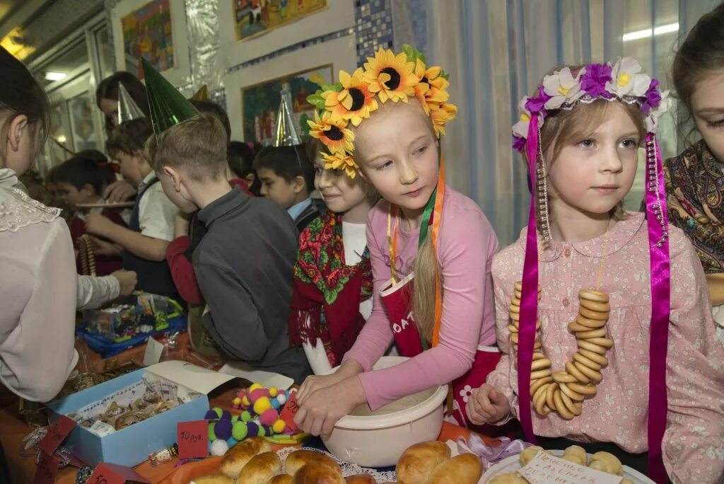 Школьная ярмарка на масленицу. Масленичная ярмарка в школе. Ярмарка на Масленицу в школе. Школьная масленичная ярмарка в школе.