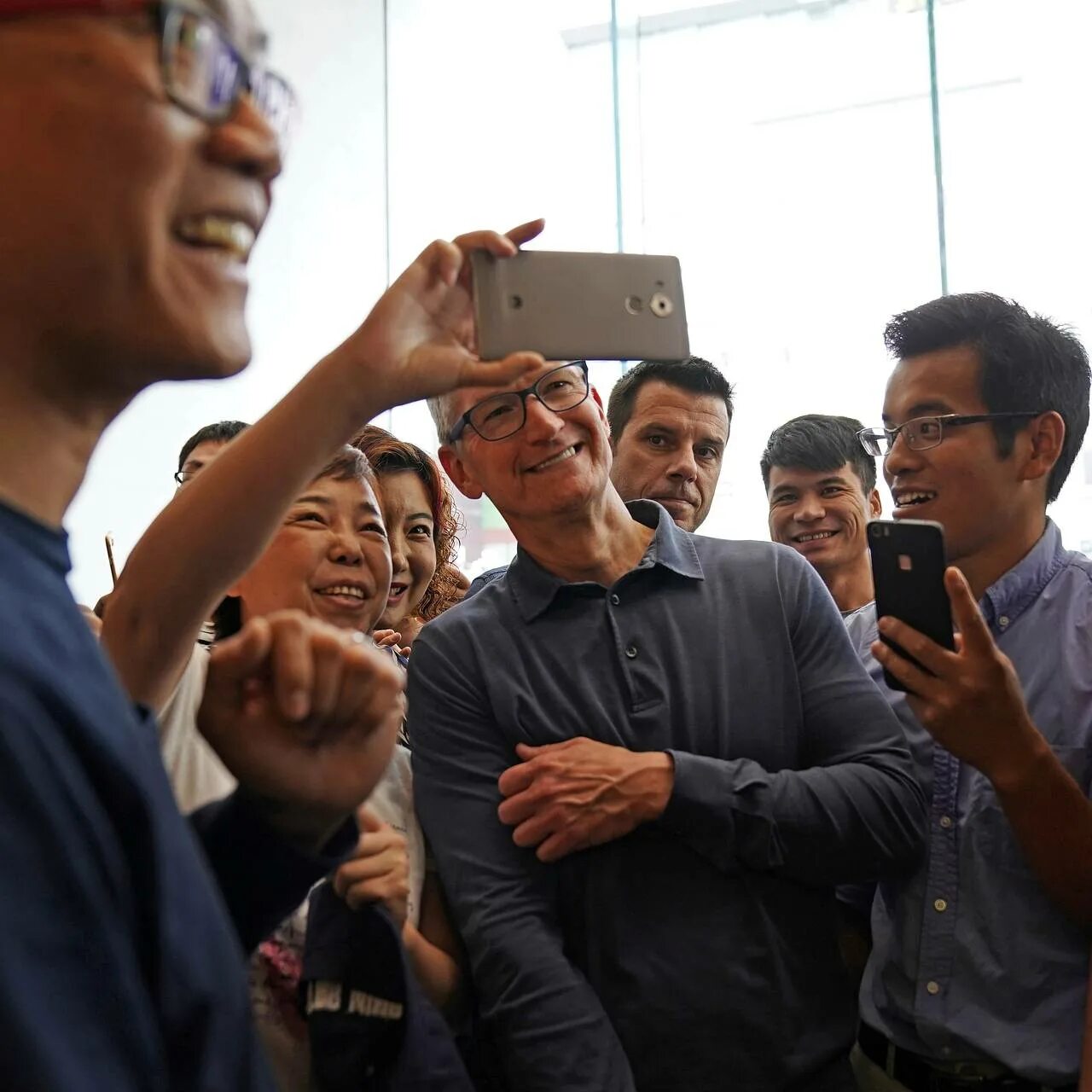 Цены на айфон в китае. Тим Кук в Китае. Тим Кук на китайский новый год. Фото китайцев с айфонами после операции.