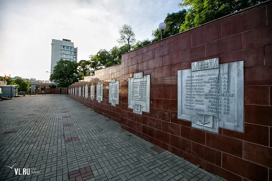 Стена памяти крокус. Вечный огонь Владивосток Корабельная набережная. Стена памяти. Стена памяти Владивосток. Мемориальный комплекс на корабельной набережной.