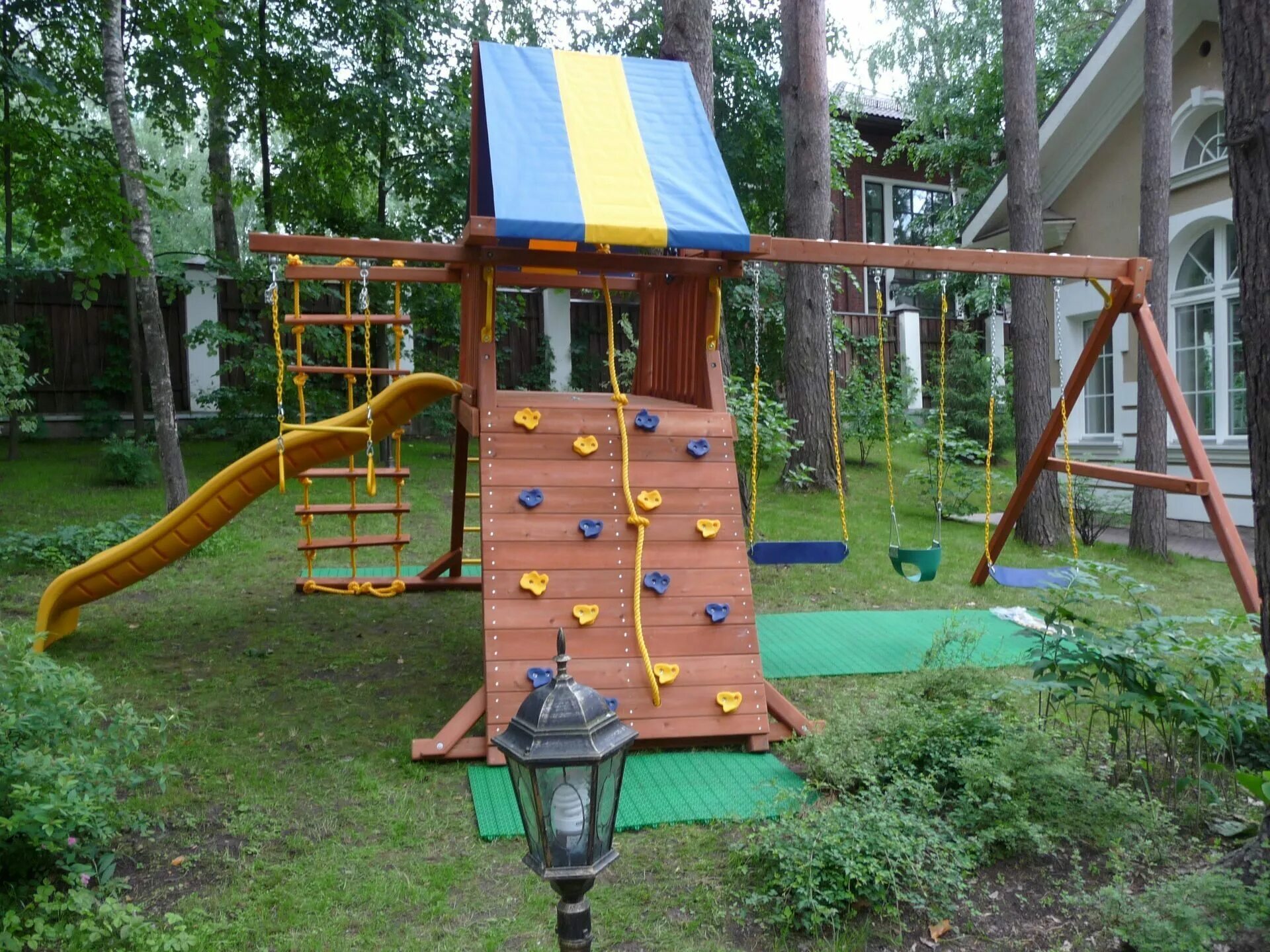 Под детскую площадку