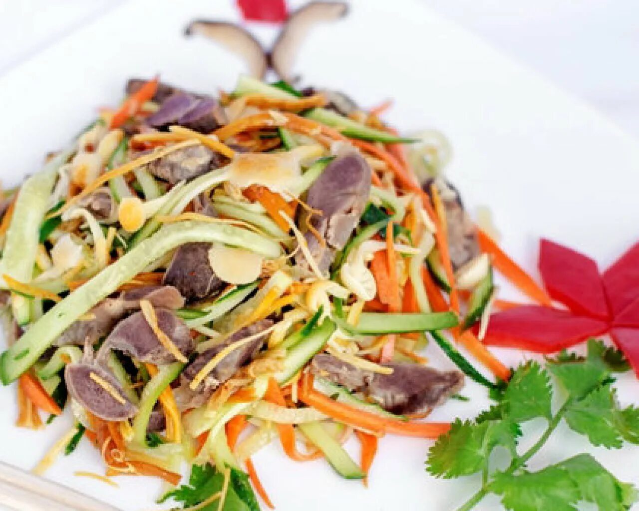 Желудки с маринованным луком салат. Салат с куриными желудками. салат из куриных желудков. салат из куриных желтков. салат из утиных желудуов.