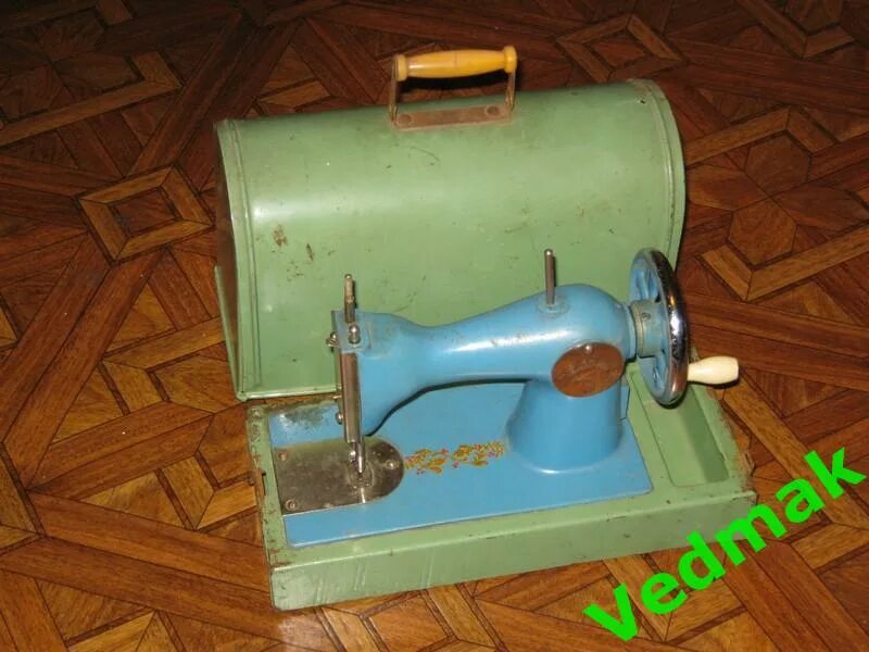 Детская машинка 60 годов. Советская игрушечная швейная машинка. Старые детские Швейные машинки. Швейная машинка 50х годов. Детская швейная машинка СССР.