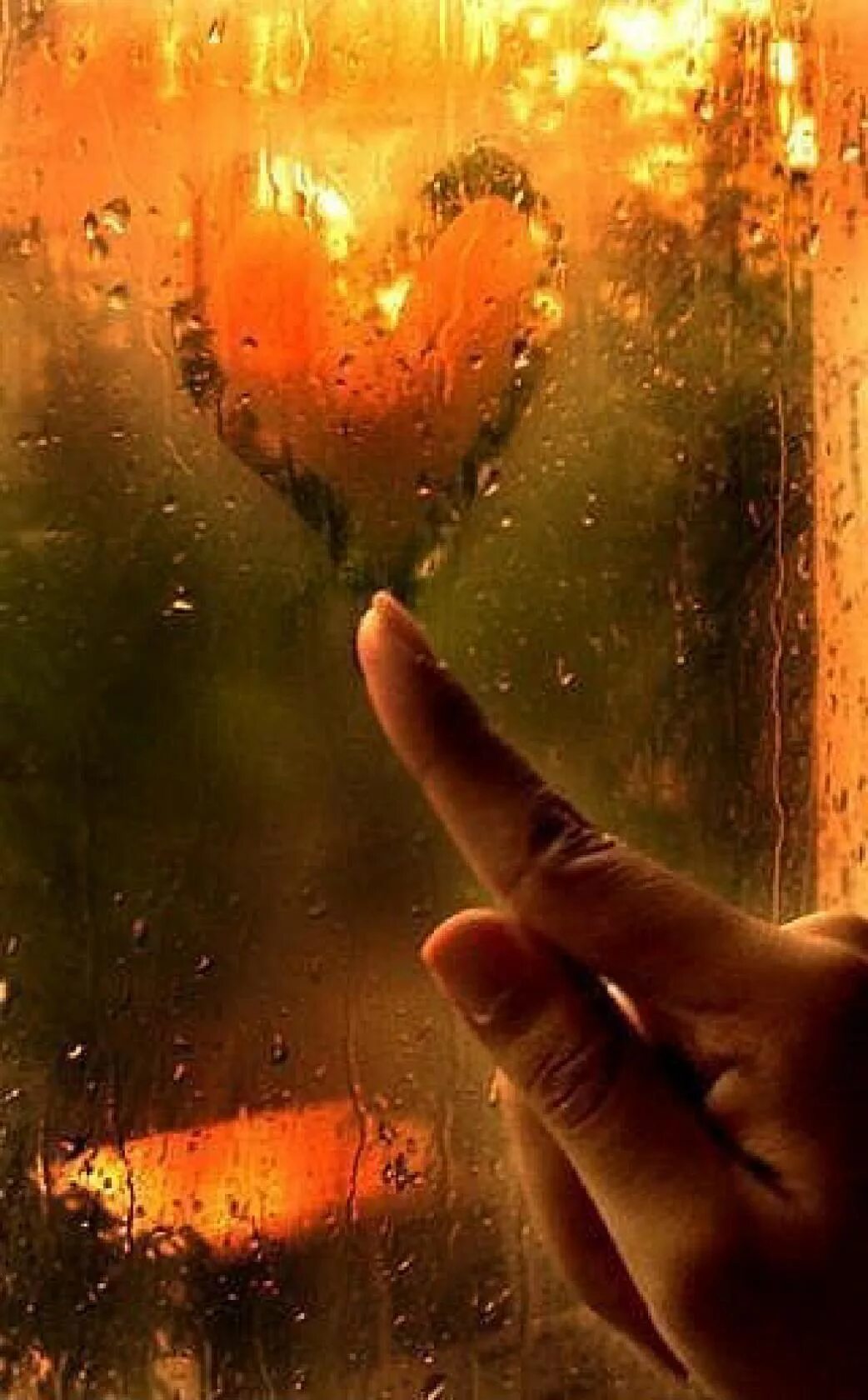 Сердце на стекле. Ладонь на стекле. Сердечко на окне в дождь. Сердечко на мокром окне.