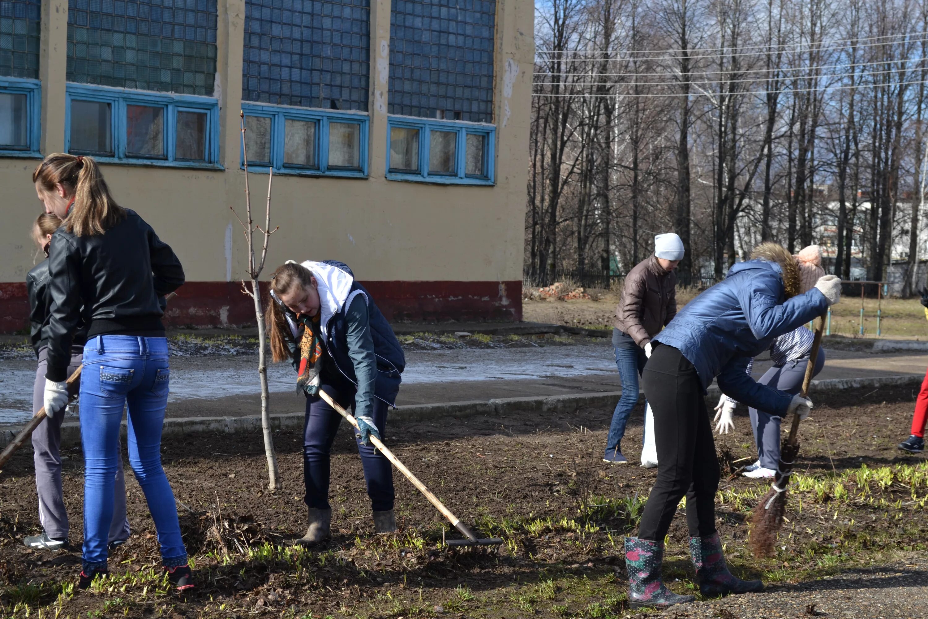 Субботник в школе отчет. Субботник в школе. Школьники на субботнике. Субботник с детьми в школе. Младшие школьники на субботнике.